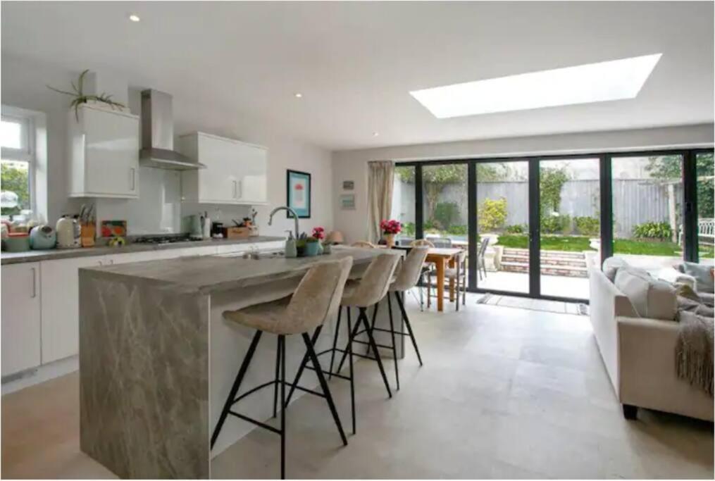 Beautiful 4 Double Bedroom House In Poole With Hot Tub, Near Sandbanks 外观 照片