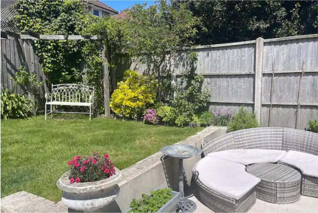 Beautiful 4 Double Bedroom House In Poole With Hot Tub, Near Sandbanks 外观 照片