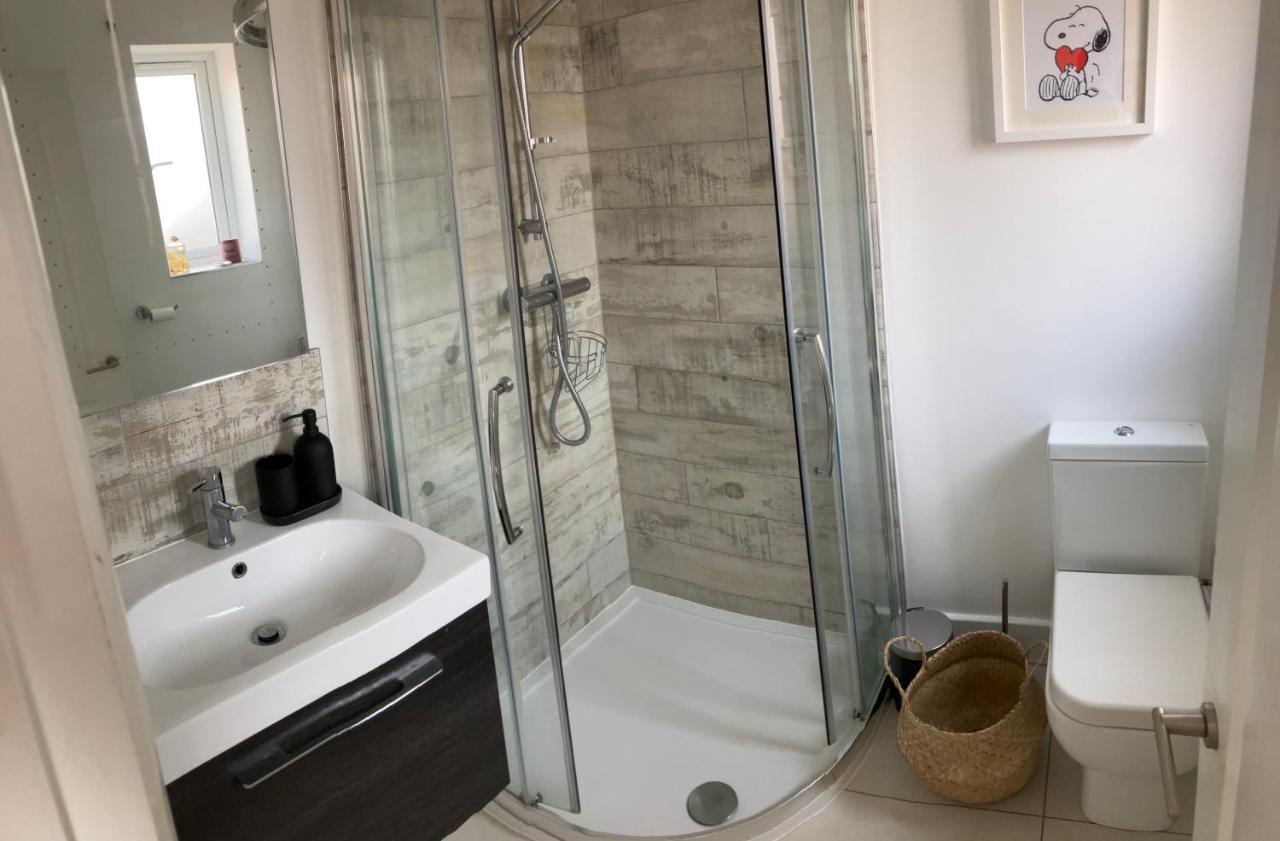 Beautiful 4 Double Bedroom House In Poole With Hot Tub, Near Sandbanks 外观 照片