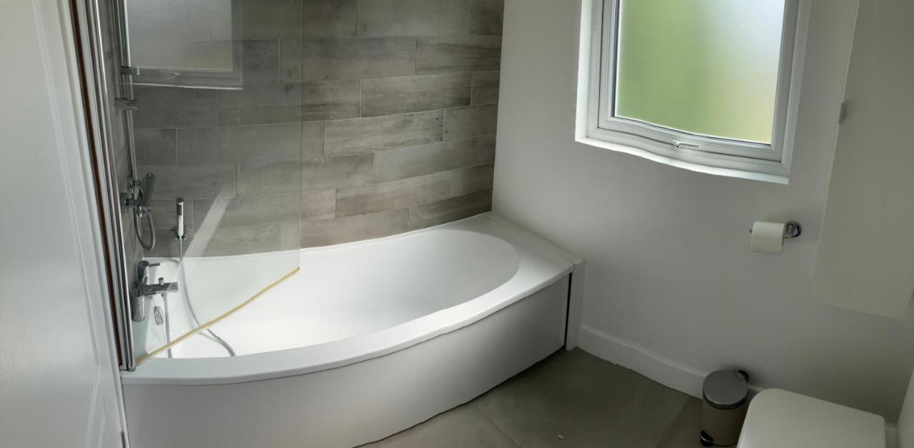 Beautiful 4 Double Bedroom House In Poole With Hot Tub, Near Sandbanks 外观 照片