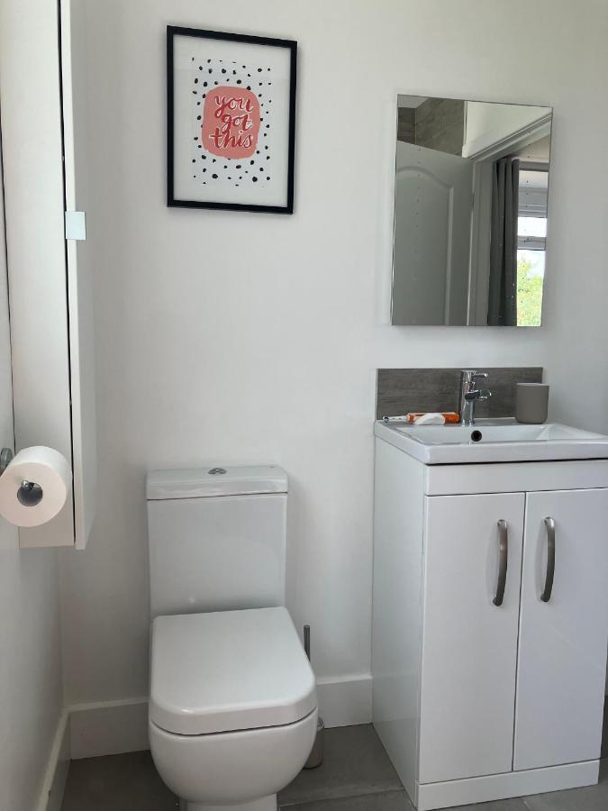 Beautiful 4 Double Bedroom House In Poole With Hot Tub, Near Sandbanks 外观 照片