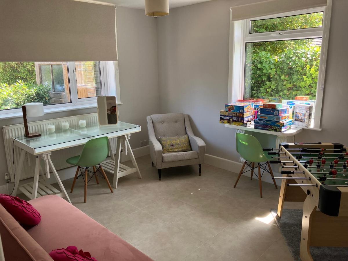 Beautiful 4 Double Bedroom House In Poole With Hot Tub, Near Sandbanks 外观 照片