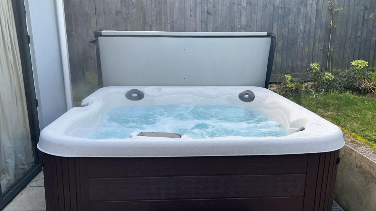 Beautiful 4 Double Bedroom House In Poole With Hot Tub, Near Sandbanks 外观 照片